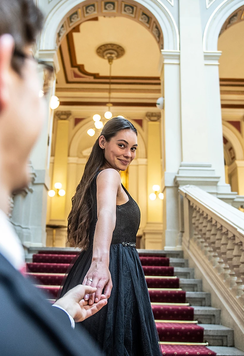 Pár na schodišti paláce